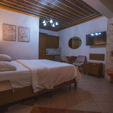 Kallinikos Guesthouse Káto Loutrákion Extérieur photo