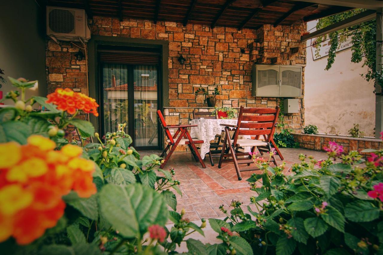 Kallinikos Guesthouse Káto Loutrákion Extérieur photo