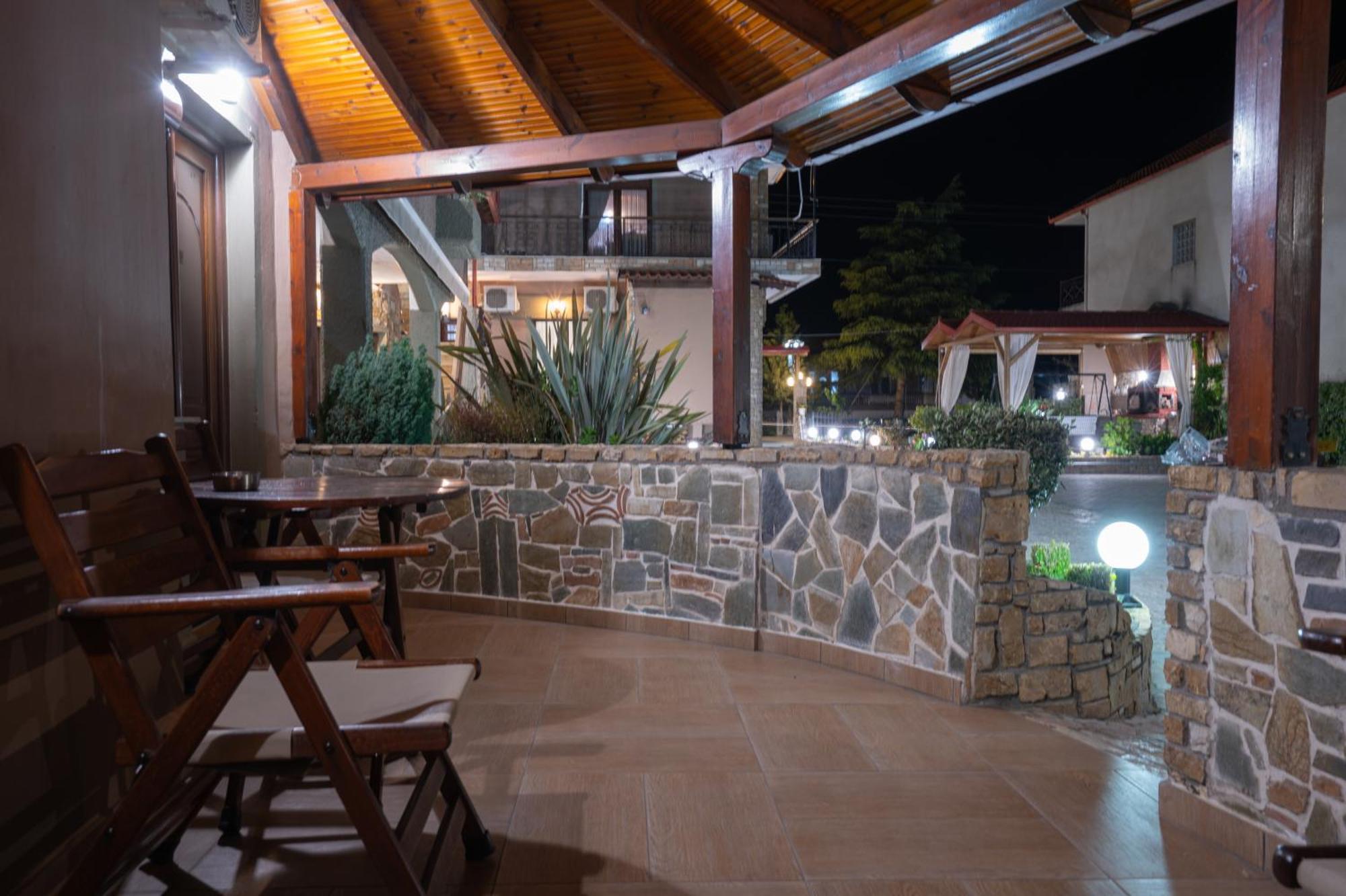 Kallinikos Guesthouse Káto Loutrákion Extérieur photo