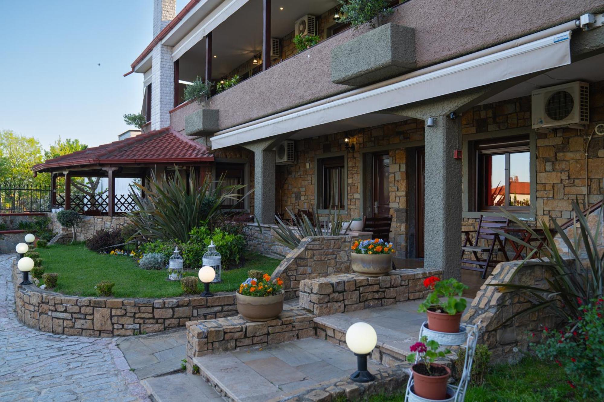 Kallinikos Guesthouse Káto Loutrákion Extérieur photo