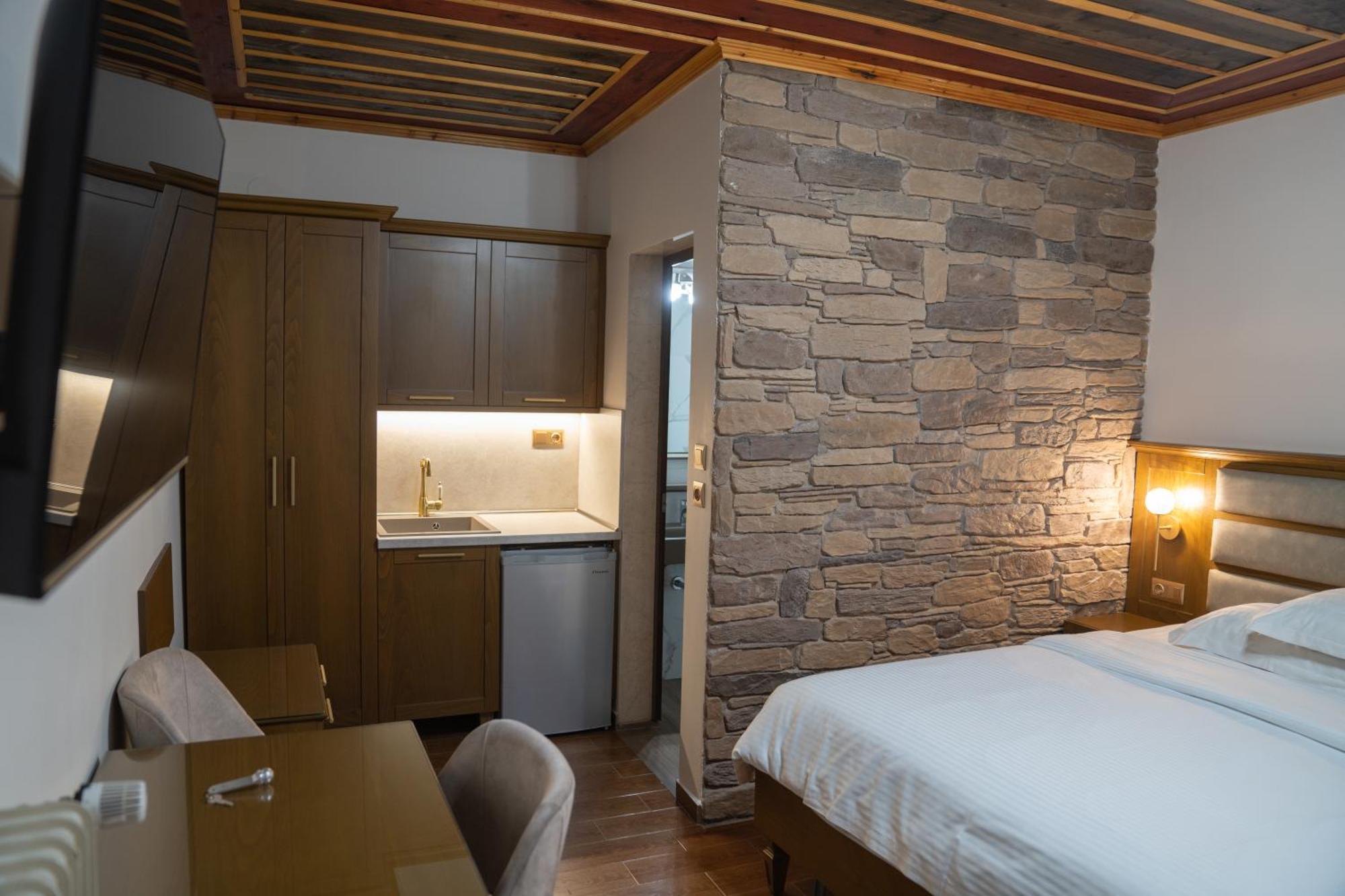 Kallinikos Guesthouse Káto Loutrákion Extérieur photo