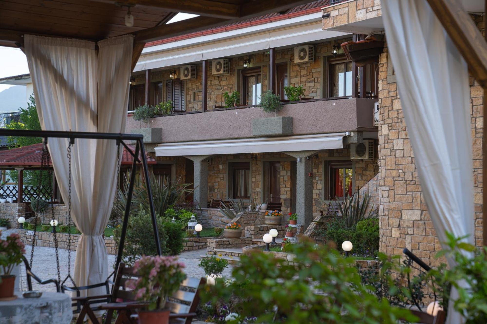 Kallinikos Guesthouse Káto Loutrákion Extérieur photo