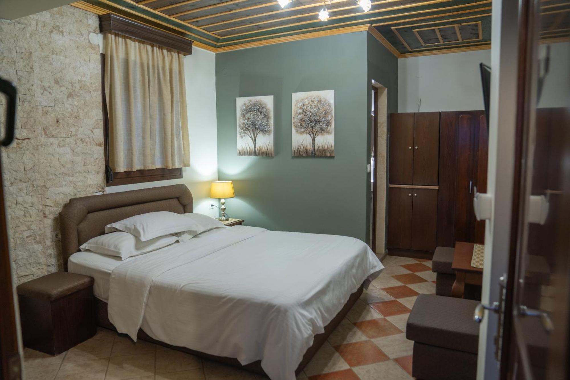 Kallinikos Guesthouse Káto Loutrákion Extérieur photo