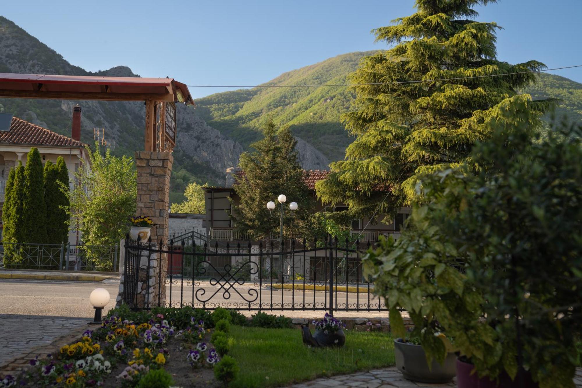 Kallinikos Guesthouse Káto Loutrákion Extérieur photo