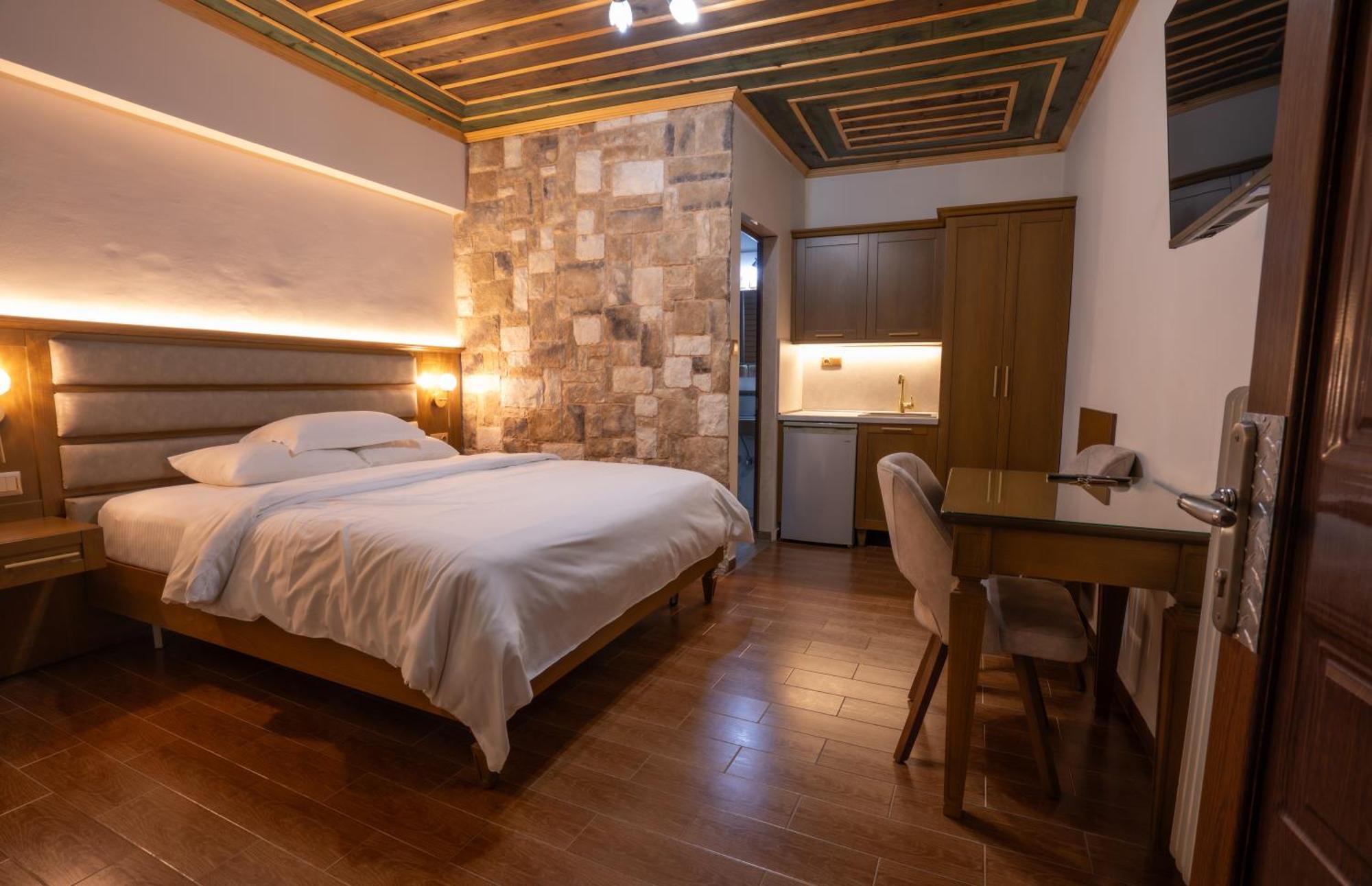 Kallinikos Guesthouse Káto Loutrákion Extérieur photo