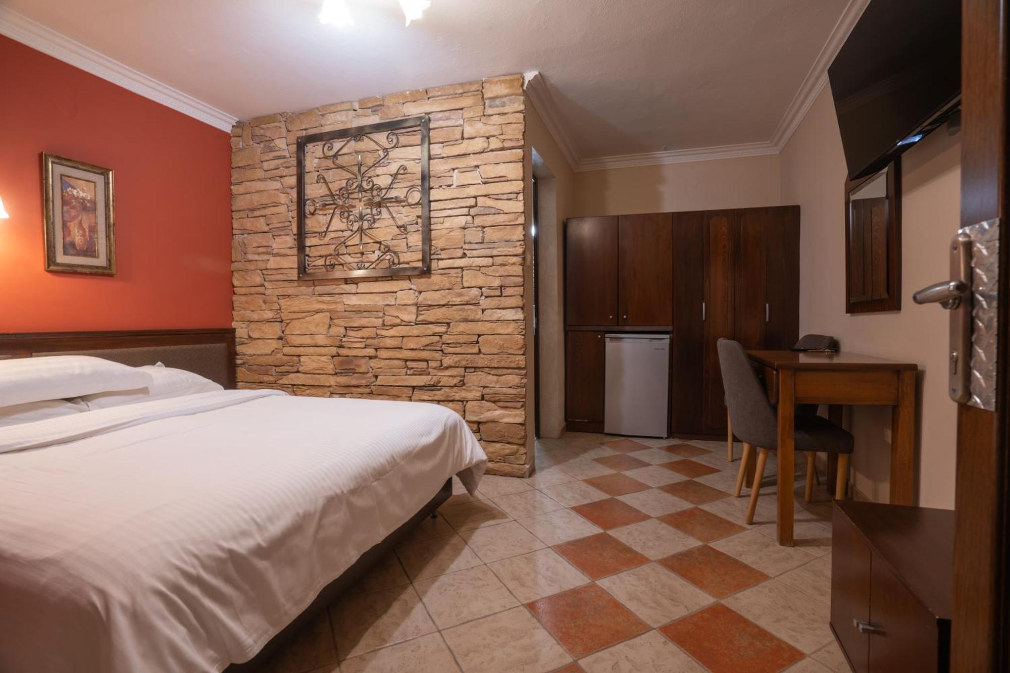 Kallinikos Guesthouse Káto Loutrákion Extérieur photo