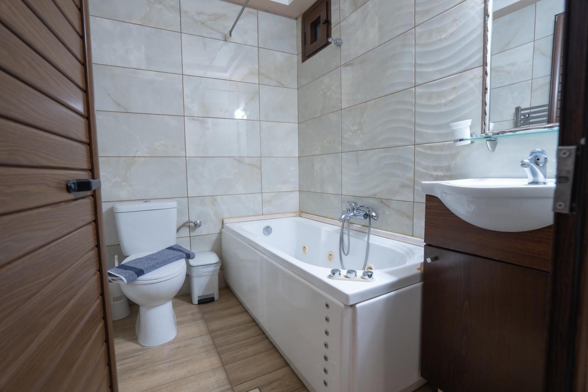 Kallinikos Guesthouse Káto Loutrákion Extérieur photo