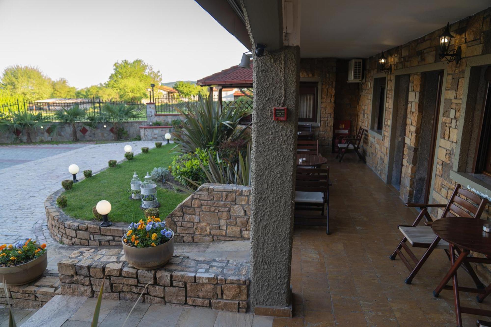 Kallinikos Guesthouse Káto Loutrákion Extérieur photo